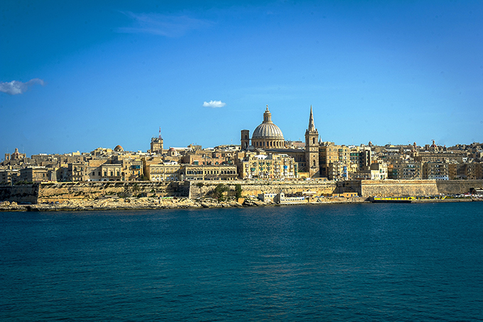 Самый узнаваемый панорамный вид столицы Мальты – Валетты – открывается со смотровой площадки города Слимаб, расположенного на другом берегу залива. Особенно прекрасен и романтичен вид дневнего города на закате и после, когда крепостные стены подсвечивают 