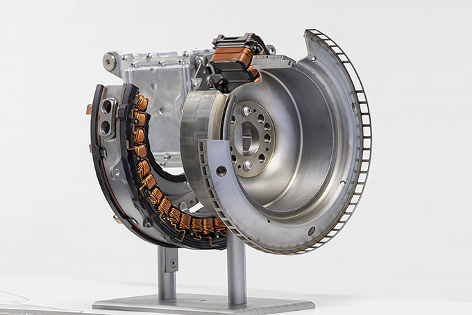 Мотор-генератор начнут устанавливать с 6-цилиндровым мотором М 256. Узел будет работать вкупе с 48-вольтовой электрической системой и добавлять мощность на первичный вал коробки; вместе с турбиной работает и крыльчатка с электроприводом  