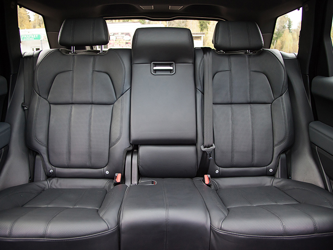 Range Rover Sport: Невеликий простор на диване «британец» с лихвой компенсирует всяческими удобствами вроде развлекательной системы для пассажиров. Центральный туннель – самый низкий