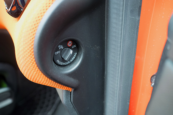 smart ForTwo new серийно комплектуется пятью эйрбегами, включая коленный для водителя. Фронтальная пассажирская подушка безопасности блокируется ключом, если на сиденье в противоход движению закреплено детское спецкресло 