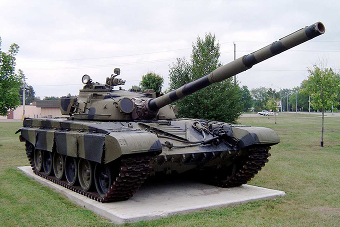 Первые отечественные танки нового класса основных – спроектированный в Харькове Т-64 и нижнетагильский Т-72. За этими машинами – соперничество двух выдающихся конструкторов: А. Морозова, вернувшегося после войны с УВЗ на Украину, и Л. Карцева