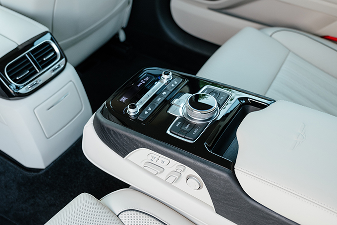G90 уже в стартовой комплектации положен интегрированный в задний подлокотник блок управления мультимедиа, климатом, регулировками заднего и переднего пассажирского сидений