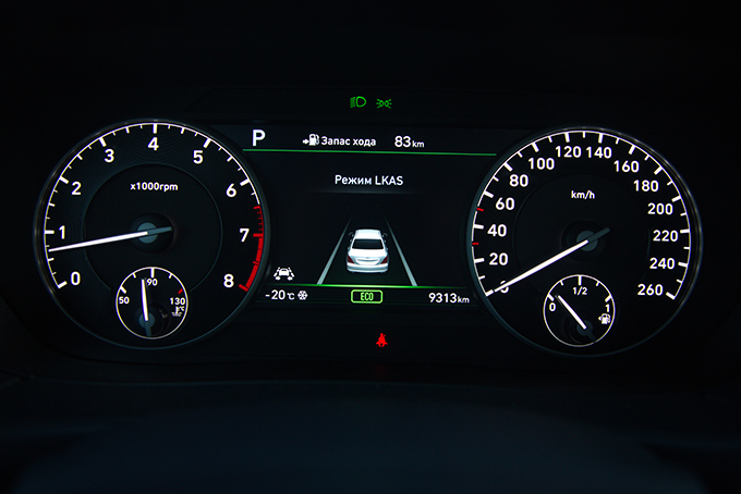 G90 позволяет водителю легко считывать информацию с приборов и сам достаточно зорок, чтобы даже в слякоть видеть линии разметки и легкими подруливаниями помогать держать полосу при включении активного режима функции LCA