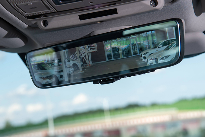 Внутрисалонное зеркало-дисплей, проецирующее картинку с вынесенной на крышу камеры заднего вида, особенно актуально для нового Defender с его запаской на двери грузового отсека