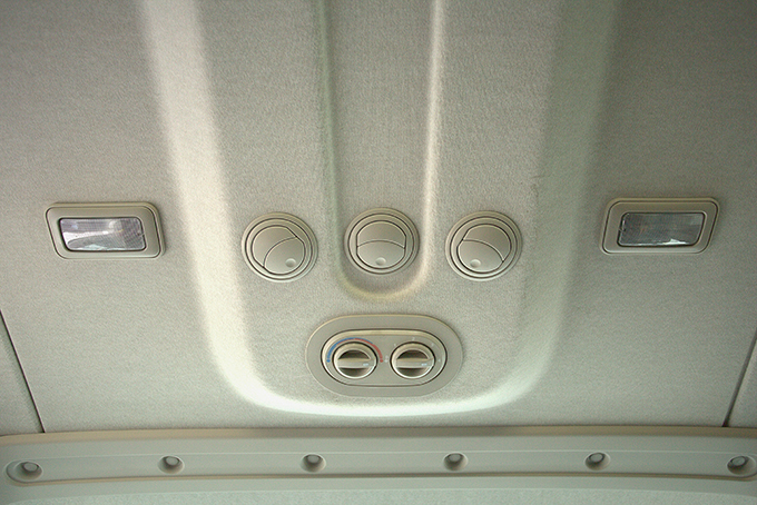 К сиденьям второго и третьего рядов проведены воздуховоды вентиляции и подсветка