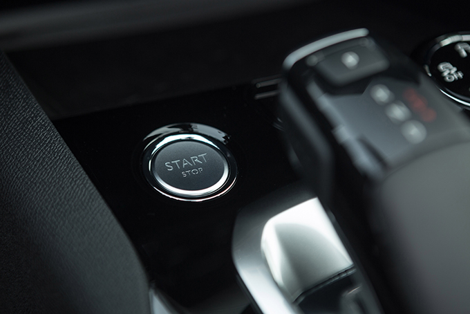 Доступ без ключа и запуск двигателя кнопкой – прерогатива топовой версии GT-Line. Но даже базе положены «автомат», климат-контроль и вставки под карбон в салоне