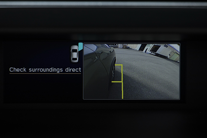 В темноте  изображение  с камеры, отслеживающей  положение  правого переднего  колеса, заметно  зернит, но все же  сохраняет  информативность