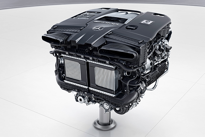 Две технологии  дебютировали на турбомоторе AMG:  Twin-scroll и отключения  половины цилиндров при частичных нагрузках.  Первая за счет  «выпрямления» давления  наддува обеспечивает  прирост тяги на низких  оборотах и быстроту  отклика двигателя,  а втора