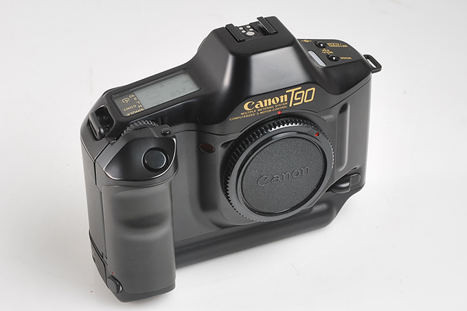 В Японии Колани – бог дизайна. Славу ему принес проект Canon T90 (1986), первой фотокамеры со скругленным, эргономичным корпусом