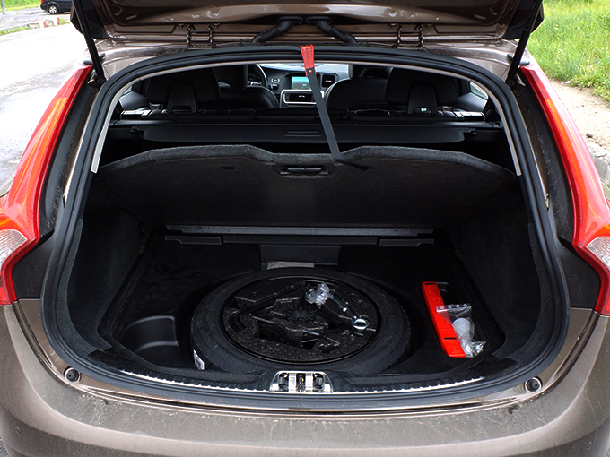 Объем багажника универсала куда больше, чем у седана – 430 вместо 380 л. Но главное, у V60СС куда шире возможности трансформации