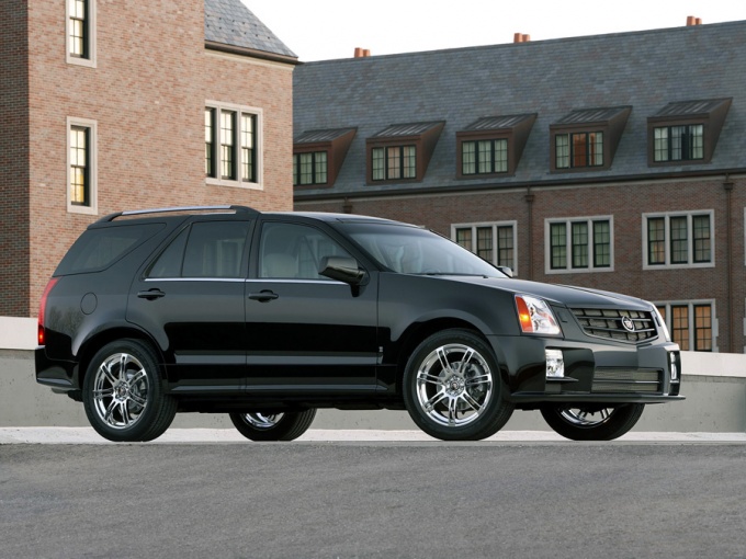 Первый Cadillac SRX (2004–09)