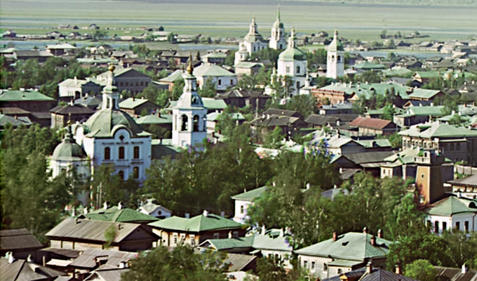 На современных фото и фото начала XX века, сделанные Прокудиным-Горским, можно убедиться, что город с тех пор почти не изменился. Только церквей стало меньше.