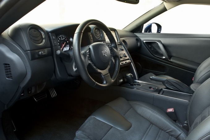 На фото — американская версия нового Nissan GT-R в версии Black Edition. В США такой суперкар стоит $95 100, самый дешевый — $89 950