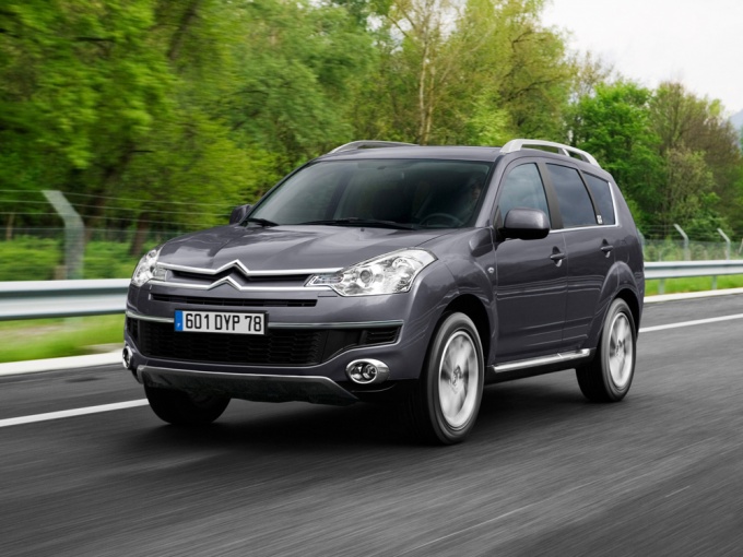 Citroen C-Crosser и Peugeot 4007 очень похожи, а Mitsubishi Outlander отличился после рестайлинга