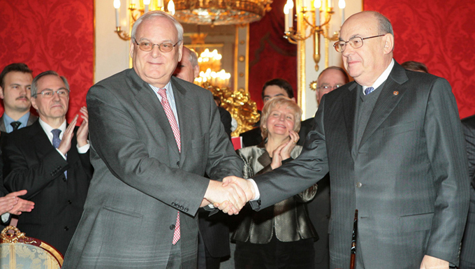 Люком Менардом (слева), старшим вице-президентом «Рено», и Владимиром Ресиным, первым заместителем мэра Москвы, подписано соглашение о намерениях по расширению московского завода.