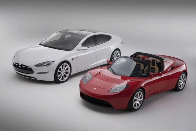 Tesla Model S (слева) и Roadster