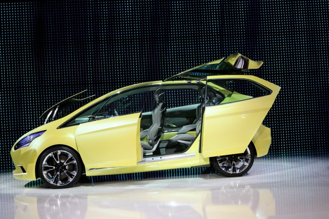 Похоже, новый Ford Fusion получит сдвижные задние двери, как у прототипа iosis MAX, показанного в Женевском автосалоне 2009 года