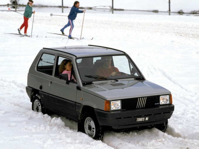 Fiat Panda 45 (1983–86). На фото вверху модель Cinquecento Sporting (1995–98)