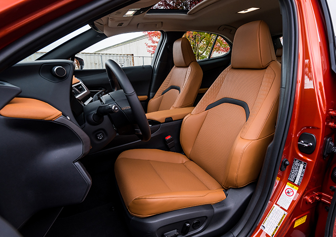 Lexus UX: цены, комплектации, первые впечатления