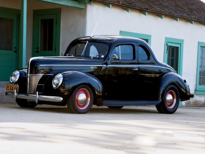 Хот-род Ford Deluxe Coupe в кузове оригинальной модели 1940 года
