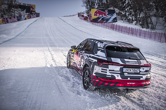 Игра не по правилам: Audi e-tron поднялся по горнолыжному склону