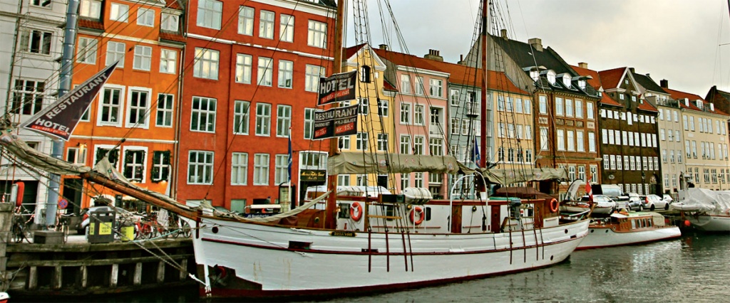 В Копенгагене Андерсен проживал в Nyhavn. В течение жизни он сменил здесь три дома. Ныне это одно из самых популярных мест у туристов.