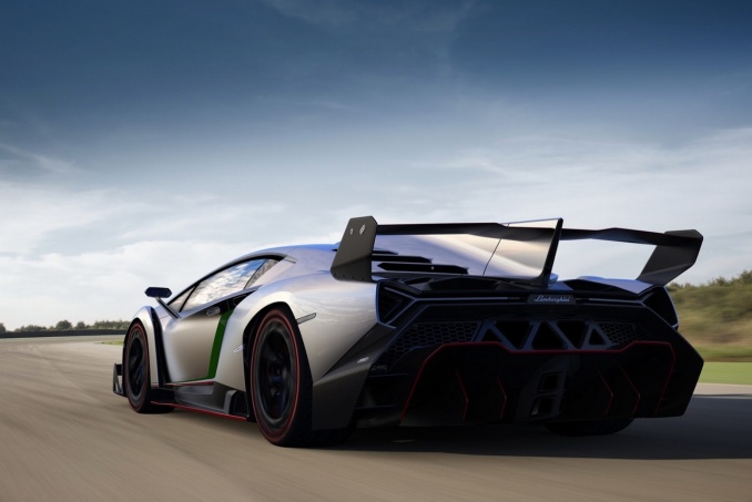 Новым суперкаром Lamborghini празднует столетие героической гибели быка Veneno