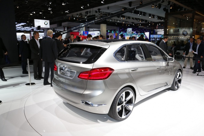 Первая новая BMW с передним приводом — прототип Active Tourer, который показали в октябре на Парижском автосалоне, — в ближайшем будущем станет серийной