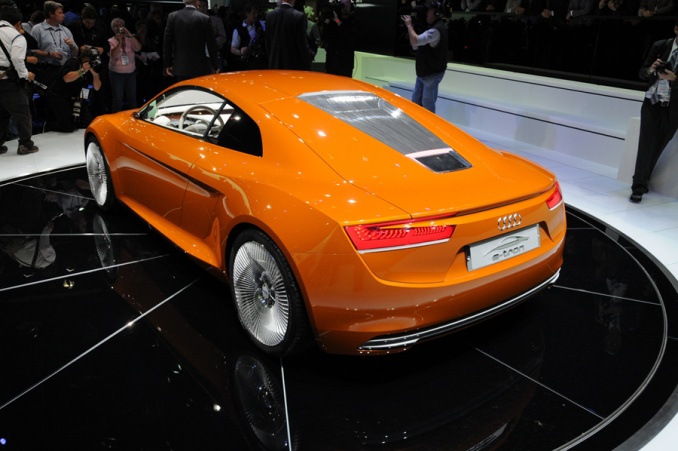 На днях оранжевый Audi e-Tron показали  в Лос-Анджелесе