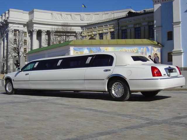 Белый лимузин везет меня. Lincoln Town car Майкла Джексона. Линкольн лимузин вип. Лимузин Майкла Джексона. Киа лимузин 2005.