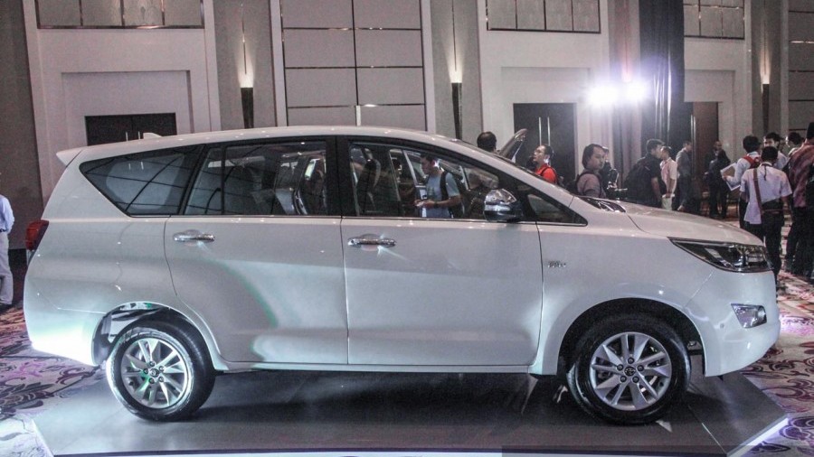 В Индонезии представлено 2 поколение Toyota Innova, спроектированное на базе пикапе Hilux