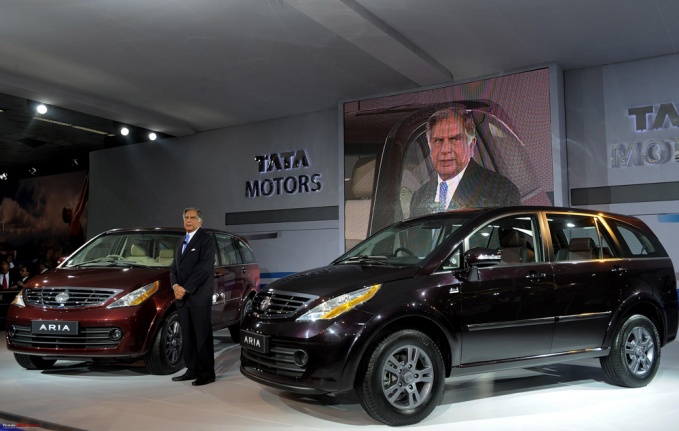 Глава компании Tata Ратан Тата представляет новую Aria