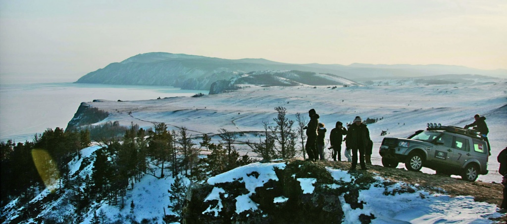 Гора Жима (на заднем плане) на мысе Ижимей – место сбора всех духов и самая высокая точка Ольхона (1274 м). Недалеко от горы и самое глубокое место на Байкале (1642 м)
