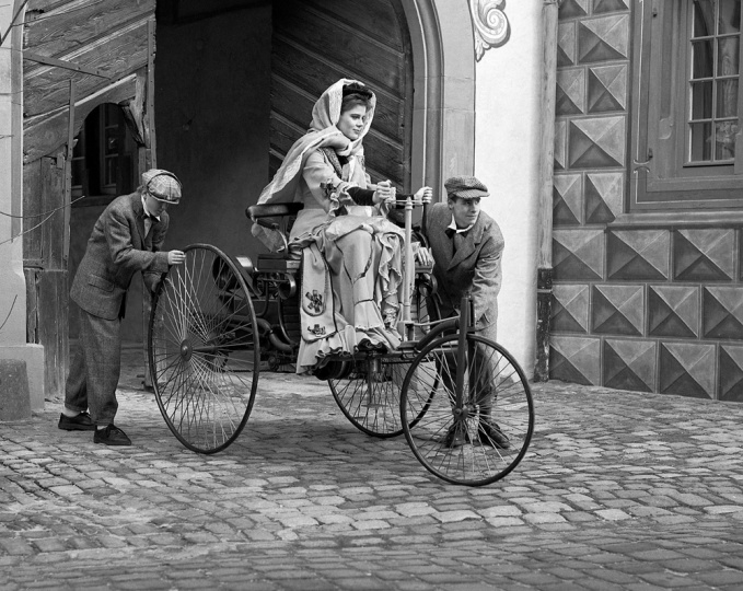Супруга Карла Бенца — Берта Рингер, в 1888 году провела вместе с сыновьями 104-километровый тест-драйв Motorwagen, по результатам которого выдала мужу ценные указания — в том числе установить коробку передач. Продажи модернизированных машин тут же пошли вверх