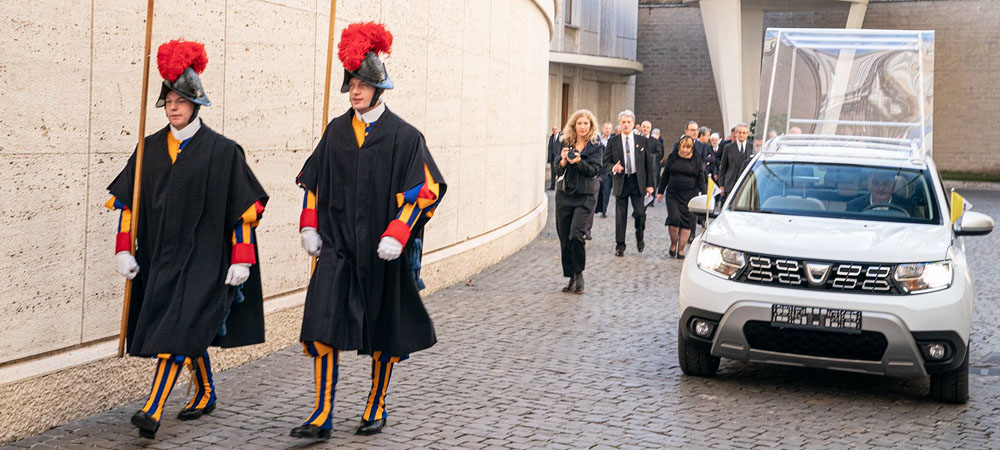 Папа Римский пересядет на бюджетный Renault