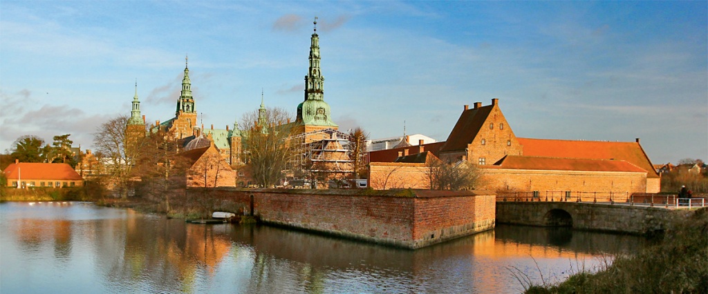 Нередко Данию называют страной замков, ведь это королевство с богатой историей и культурой вмещает в себя более 600 величественных замков.