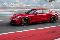 Новые Porsche Panamera GTS и Panamera GTS Sport Turismo: аппетит приходит во время еды