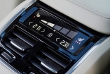 Доступный для XC60 II 4-зонный климат-контроль – редкость в сегменте среднеразмерных SUV. На торце напольной консоли под сдвижной шторкой поместилась и розетка на 230 В