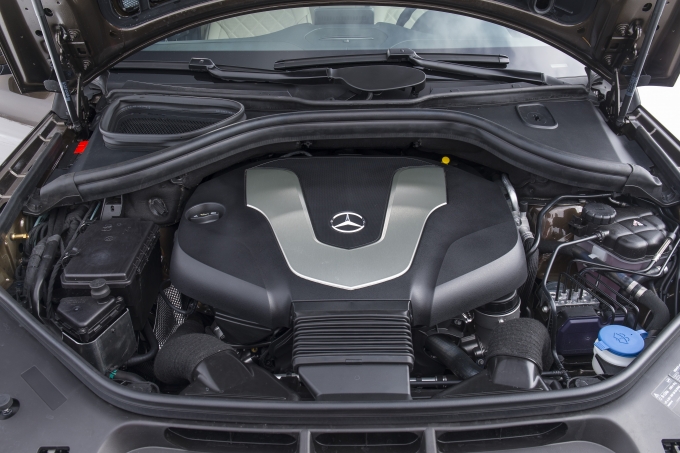 3,0-литровый турбодизельный V6 получил блок управления - точнее, дозирующий впрыск топлива на прогреве, новые систему рециркуляции отработавших газов и включающуюся "по требованию" масляную помпу. Все ради повышения экономичности