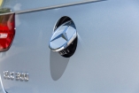 Скрытая под эмблемой на корме камера тылового обзора – деталь из купе-арсенала Mercedes-Benz