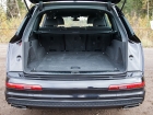 Под полом багажника Q7 прячется «высушенная» докатка, которую придется надувать перед тем, как поставить на автомобиль, – для сей операции предусмотрен компрессор