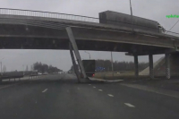 На федеральной трассе обрушился мост (видео)