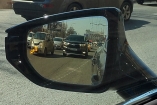 Вынесенные к внешнему  краю наружных зеркал мелкие символы  помех в слепых  зонах выпадают из  поля зрения водителя