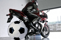Футбол и Honda CBR600RR (видео)