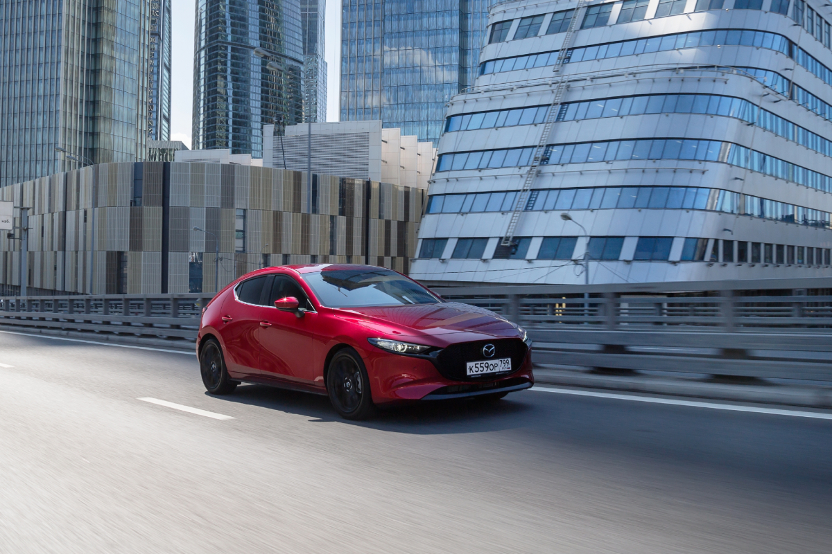 Первый тест новой Mazda3: Сшибка