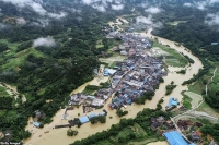 Китайский апокалипсис: цунами из воды и грязи за мгновение смыло автопарковку
