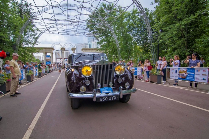 В Москве в седьмой раз стартовало ралли старинных автомобилей Bosch Moskau Klassik. 