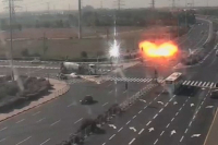 Второй раз родились: палестинская ракета упала на шоссе в Израиле (видео)