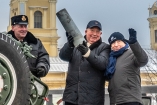 Виктор Кирьянов  и Жан Тодт  с гильзой от снаряда после артиллерийского выстрела с Нарышкина бастиона в честь чемпионов мира по автоспорту