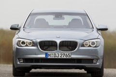 BMW в России начала прием заказов на гибридную «семерку»